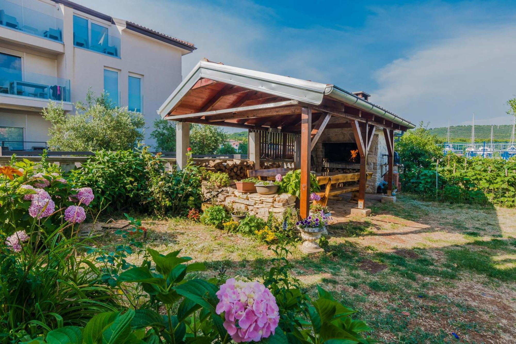 Luxury Apartments Monika Near The Sea With Private Parking 比比涅 外观 照片